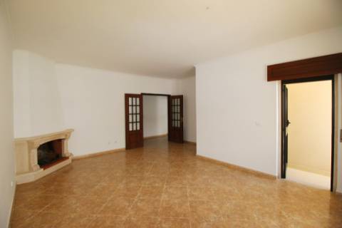 Apartamento T2 com parqueamento e arrecadação em Santarém