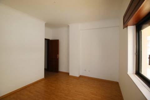 Apartamento T2 com parqueamento e arrecadação em Santarém