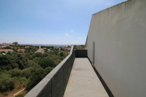 Apartamento T2 com parqueamento e arrecadação em Santarém