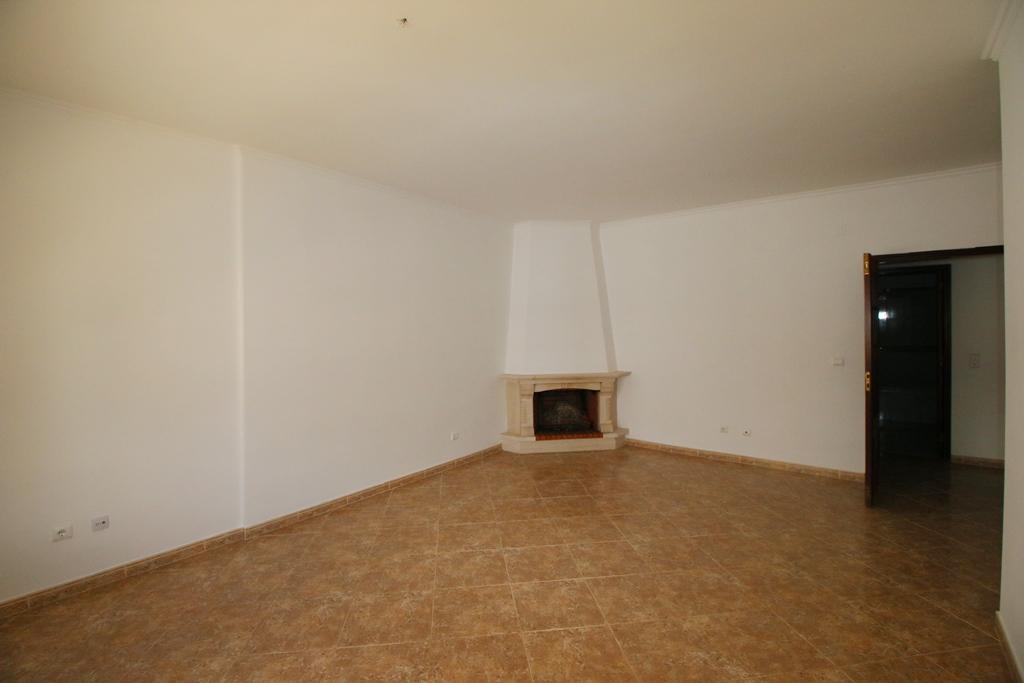 Apartamento T2 com parqueamento e arrecadação em Santarém