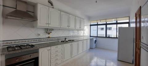 Apartamento T2 com parqueamento e arrecadação em Santarém