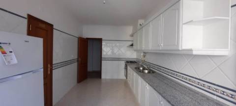 Apartamento T2 com parqueamento e arrecadação em Santarém