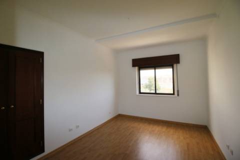 Apartamento T2 com parqueamento e arrecadação em Santarém