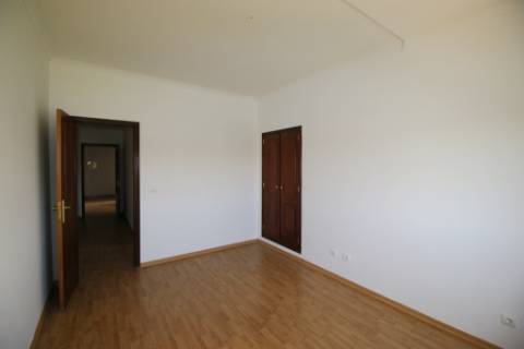 Apartamento T2 com parqueamento e arrecadação em Santarém