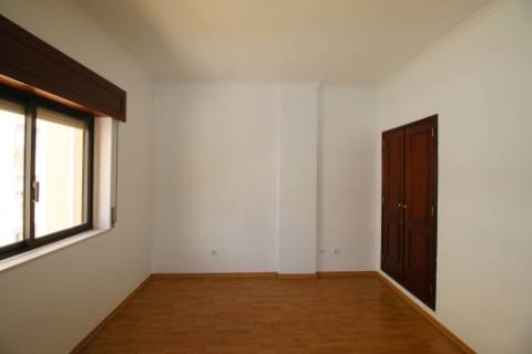 Apartamento T2 com parqueamento e arrecadação em Santarém