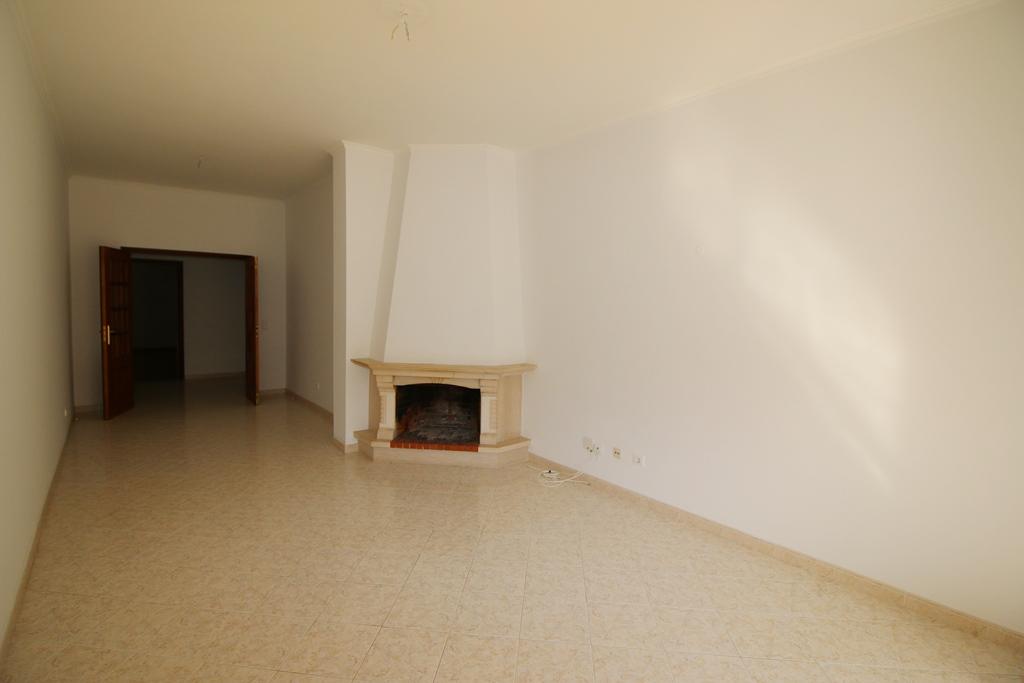 Apartamento T3 com 2 parqueamentos e arrecadação em Santarém