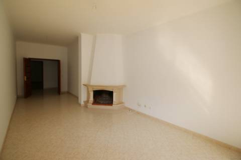 Apartamento T3 com 2 parqueamentos e arrecadação em Santarém