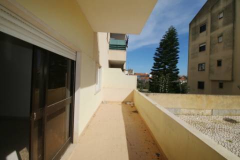 Apartamento T3 com 2 parqueamentos e arrecadação em Santarém