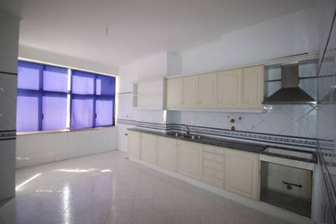 Apartamento T3 com 2 parqueamentos e arrecadação em Santarém