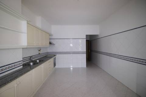 Apartamento T3 com 2 parqueamentos e arrecadação em Santarém