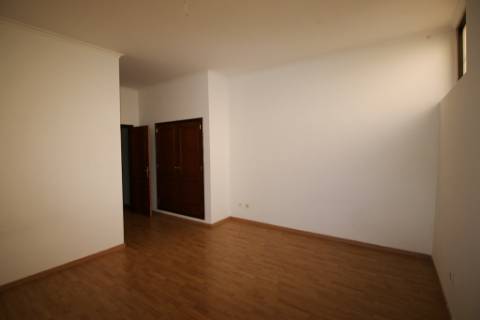 Apartamento T3 com 2 parqueamentos e arrecadação em Santarém