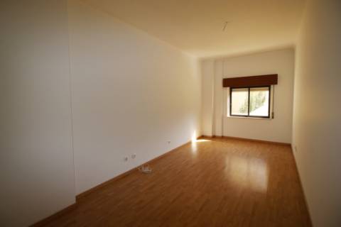 Apartamento T3 com 2 parqueamentos e arrecadação em Santarém