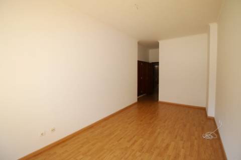 Apartamento T3 com 2 parqueamentos e arrecadação em Santarém