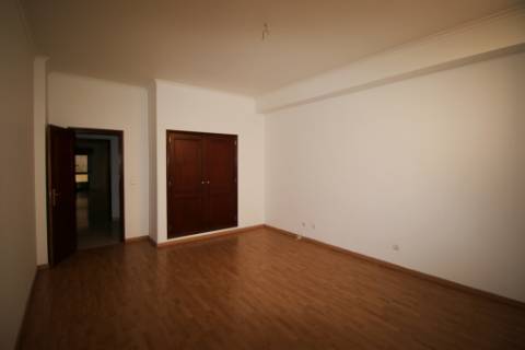 Apartamento T3 com 2 parqueamentos e arrecadação em Santarém