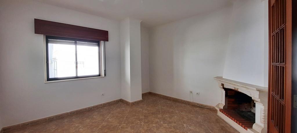 Apartamento T2 com parqueamento e arrecadação em Santarém