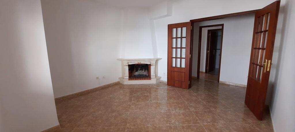 Apartamento T2 com parqueamento e arrecadação em Santarém