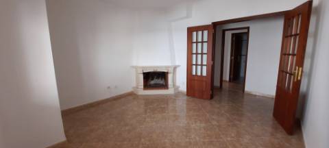 Apartamento T2 com parqueamento e arrecadação em Santarém