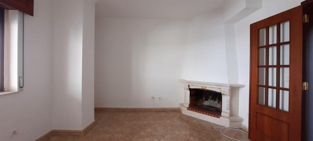 Apartamento T2 com parqueamento e arrecadação em Santarém