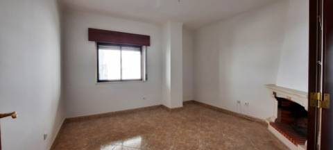 Apartamento T2 com parqueamento e arrecadação em Santarém