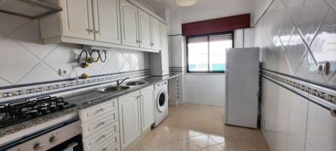 Apartamento T2 com parqueamento e arrecadação em Santarém