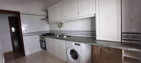 Apartamento T2 com parqueamento e arrecadação em Santarém