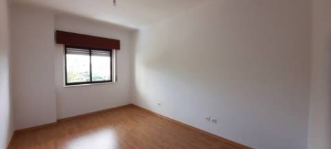 Apartamento T2 com parqueamento e arrecadação em Santarém