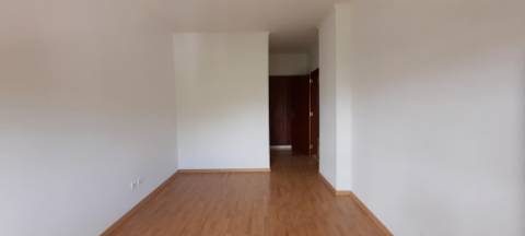 Apartamento T2 com parqueamento e arrecadação em Santarém