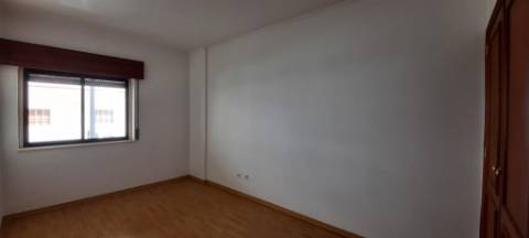 Apartamento T2 com parqueamento e arrecadação em Santarém