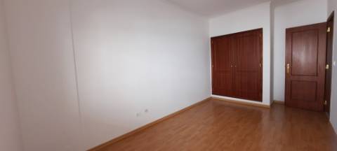 Apartamento T2 com parqueamento e arrecadação em Santarém