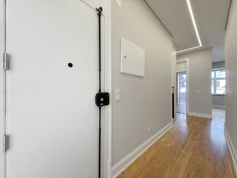 Apartamento T3 RENOVADO na Avenida Almirante Reis - Lisboa