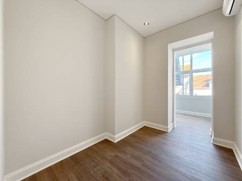 Apartamento T3 RENOVADO na Avenida Almirante Reis - Lisboa