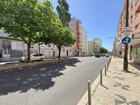 Apartamento T3 RENOVADO na Avenida Almirante Reis - Lisboa