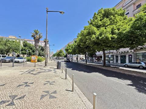 Apartamento T3 RENOVADO na Avenida Almirante Reis - Lisboa