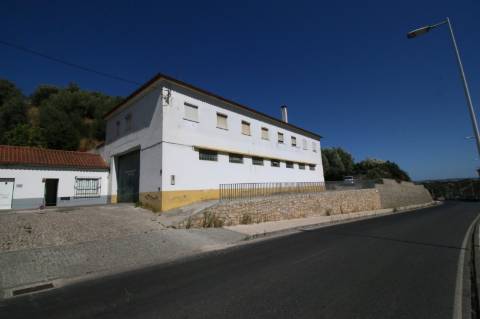 Armazém com 363m2 para arrendar perto da Estação de Comboios