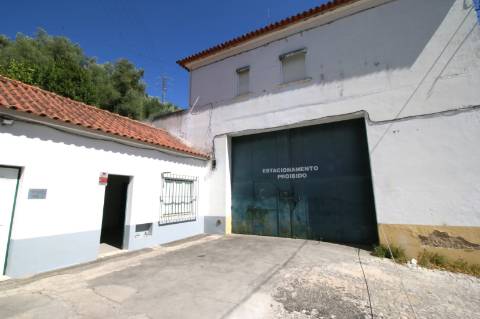 Armazém com 363m2 para arrendar perto da Estação de Comboios