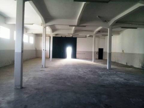 Armazém com 363m2 para arrendar perto da Estação de Comboios