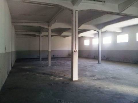 Armazém com 363m2 para arrendar perto da Estação de Comboios