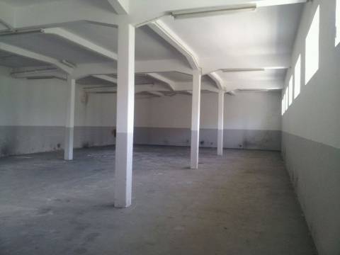 Armazém com 363m2 para arrendar perto da Estação de Comboios