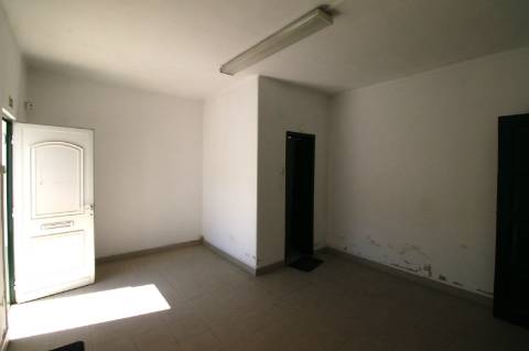 Armazém com 363m2 para arrendar perto da Estação de Comboios