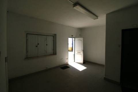 Armazém com 363m2 para arrendar perto da Estação de Comboios