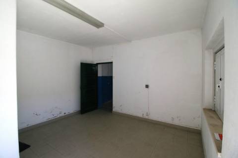 Armazém com 363m2 para arrendar perto da Estação de Comboios