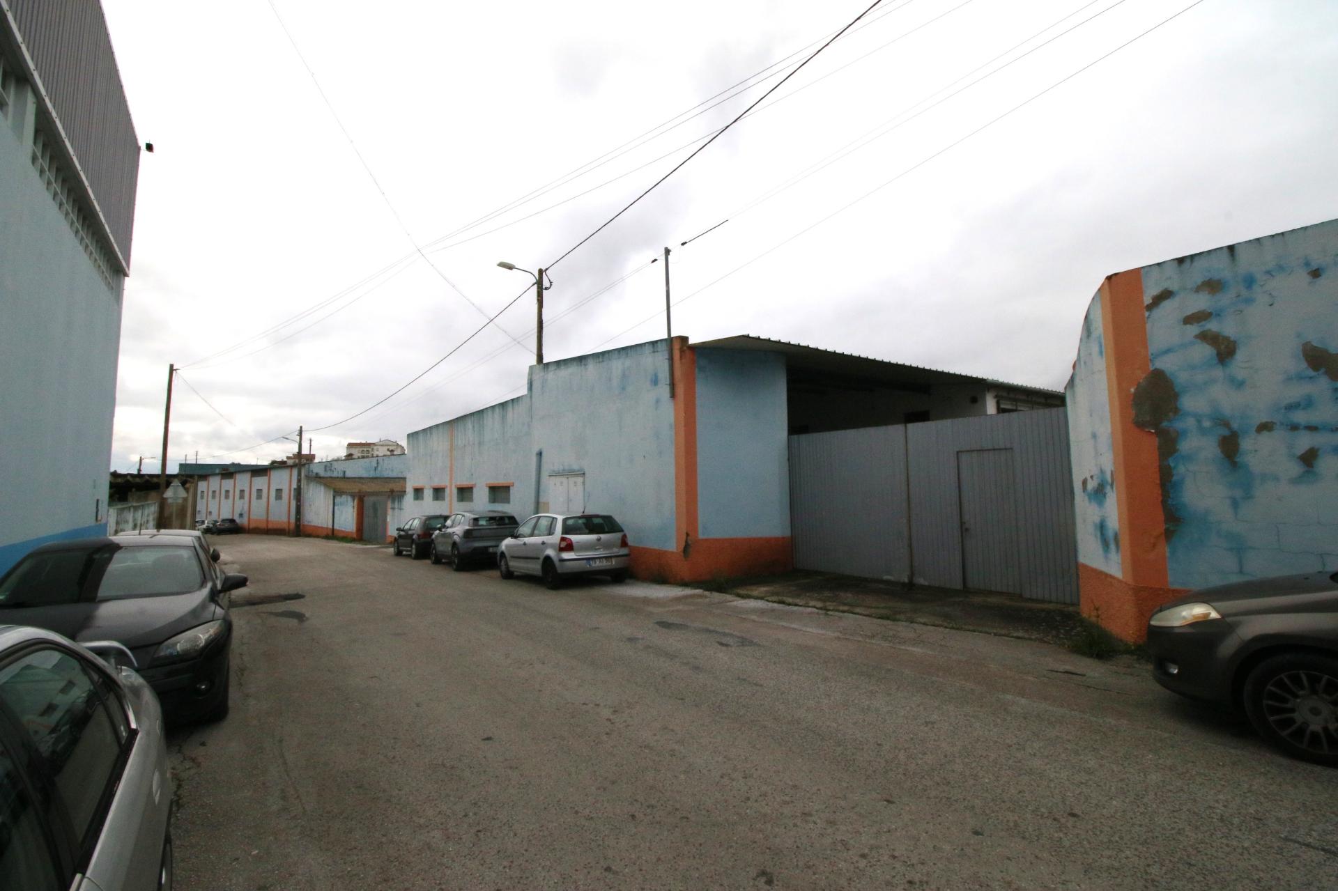 Armazém com 2.134m2 a necessitar de licenciamento - Alcanena