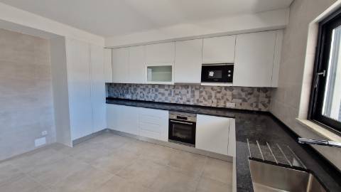 Apartamento T4, último piso com terraço grande.