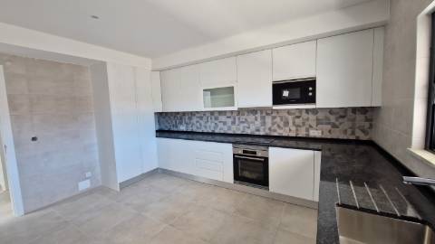 Apartamento T4, último piso com terraço grande.