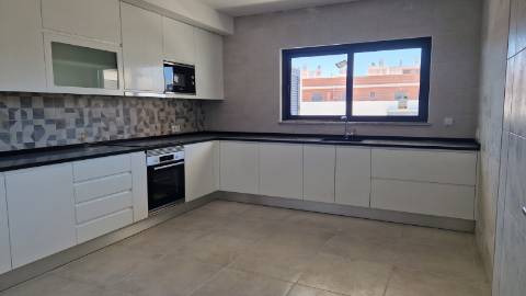 Apartamento T4, último piso com terraço grande.