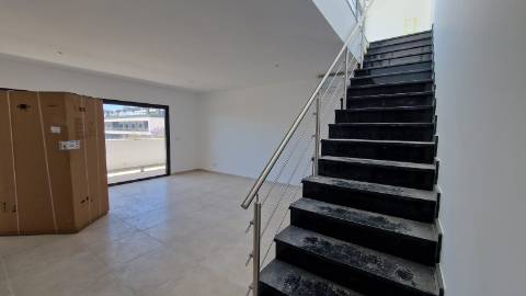 Apartamento T4, último piso com terraço grande.