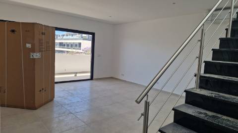 Apartamento T4, último piso com terraço grande.