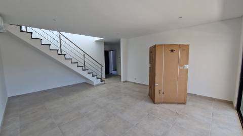 Apartamento T4, último piso com terraço grande.