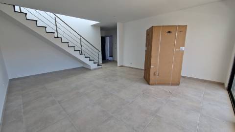 Apartamento T4, último piso com terraço grande.