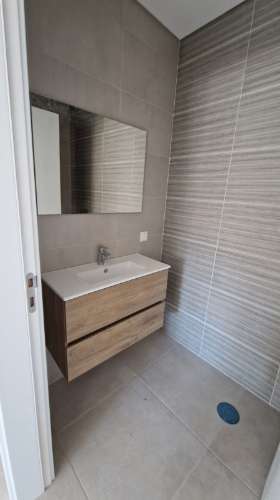 Apartamento T4, último piso com terraço grande.